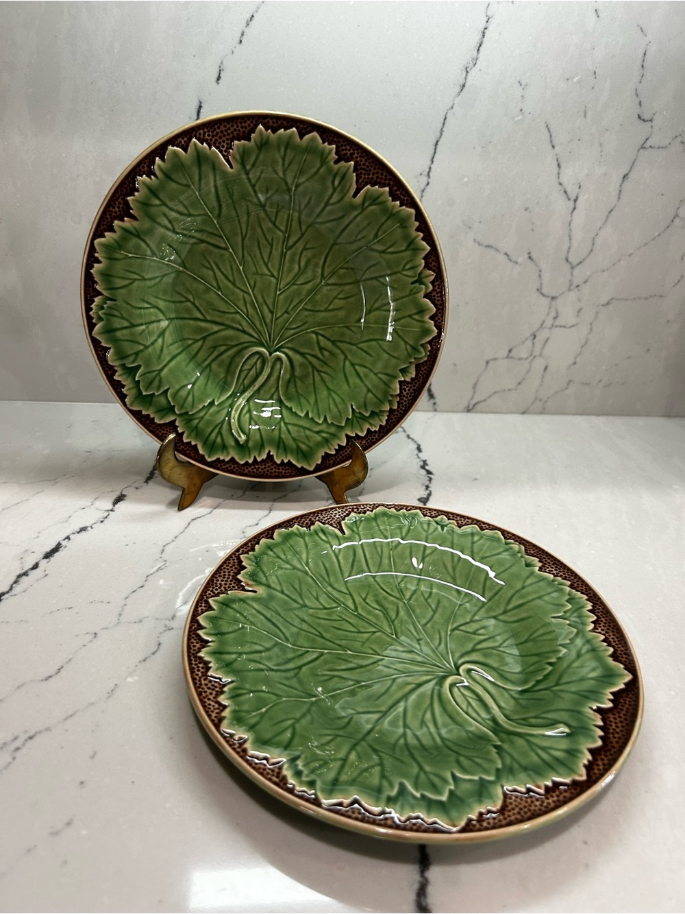 Bordallo Pinheiro x Sur La Table Majolica Plate - Embossed Grape Leaf Brw Trim